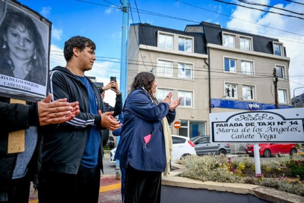 Se inauguró el cartel que homenajea a la taxista asesinada María de los Ángeles Cañete Vega