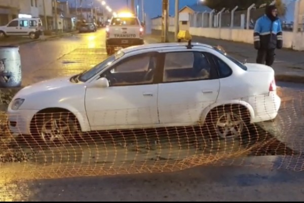 Un taxi quedó atrapado en una obra sin señalizar en Alberdi y Estrada