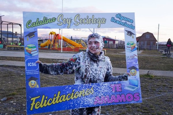 Tolhuin celebra su primera egresada en el Centro Universitario Municipal