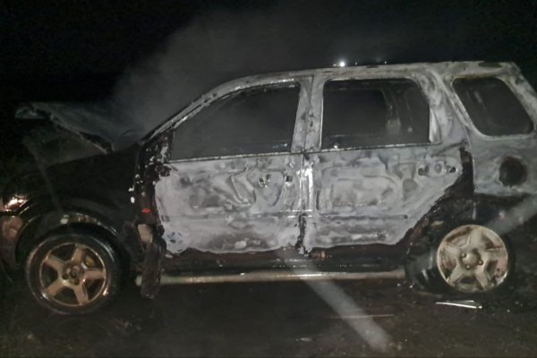 Incendio consumió por completo una camioneta en Cabo Domingo