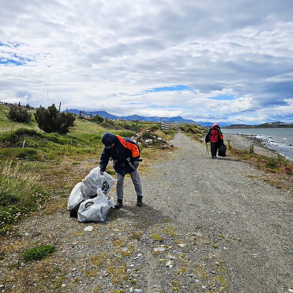 Jornada de limpieza costera en Bahía Golondrina
