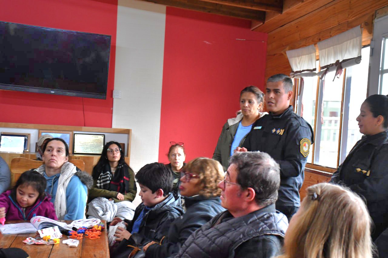En Tolhuin, la Policía mantiene reuniones con vecinos para reforzar tareas de prevención del delito