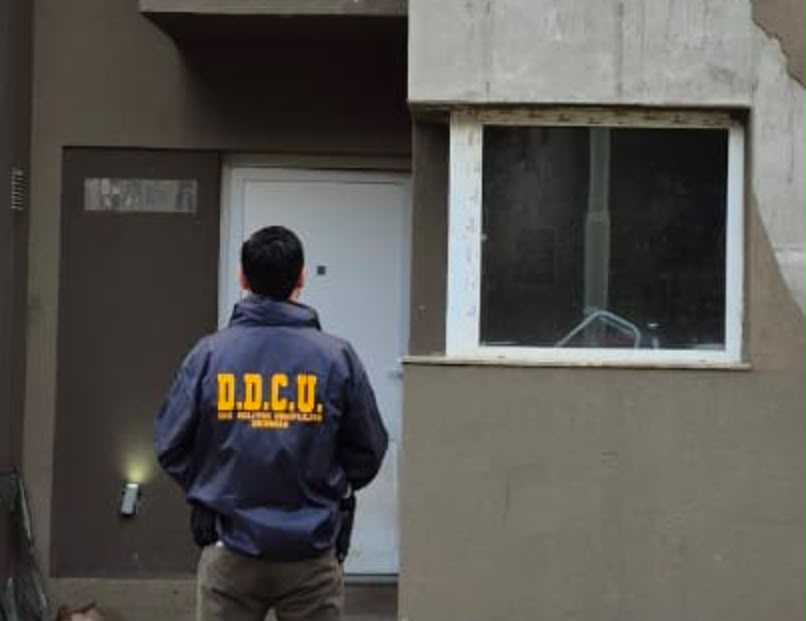 Golpe a una causa por estafas: secuestran tarjetas bancarias durante un allanamiento