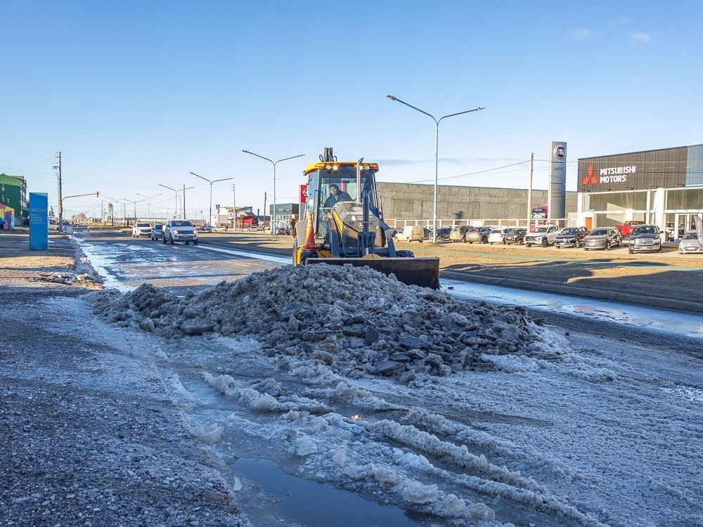 El Municipio intensifica las tareas de limpieza de hielo y escarcha en distintos sectores de la ciudad