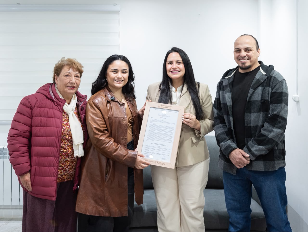 Arce hizo entrega de la Declaración de Interés a la Subcampeona Provincial de Malambo Femenino, Julieta Cortes