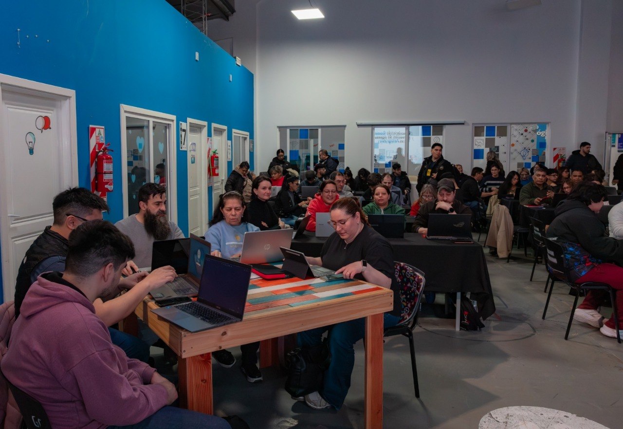 El Municipio realizó el taller «Descubriendo Géminis y creación de agentes con Antigravity»