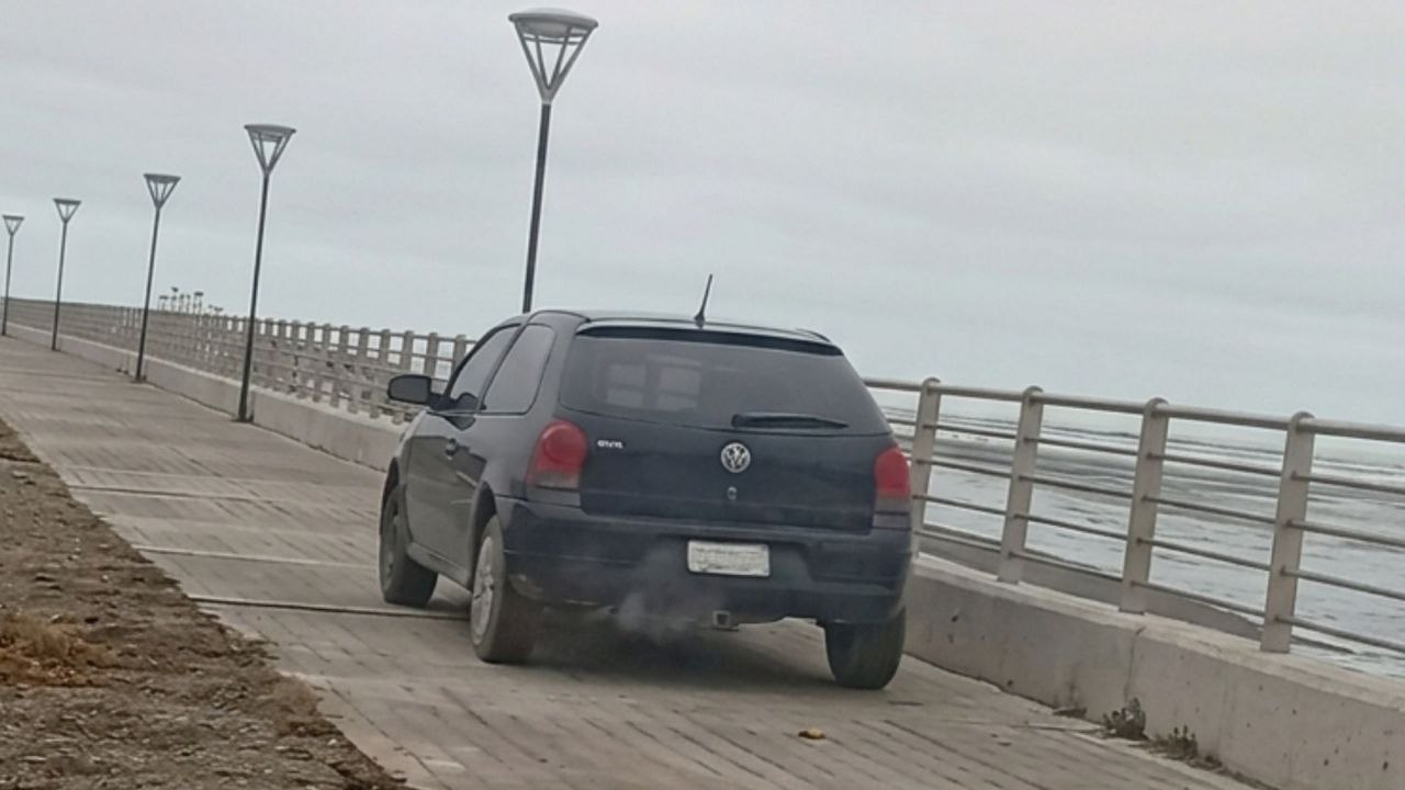 El Municipio intervino ante el arrojo de escombros y la circulación de un vehículo pornuna vía peatonal en la costanera