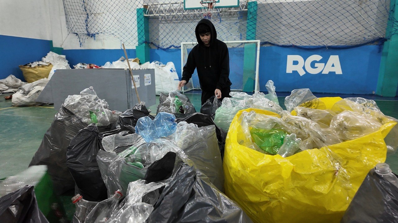 Reciclá y ganá: los estudiantes recolectaron más de 4.000 kilos de bolas pet en la primera jornada