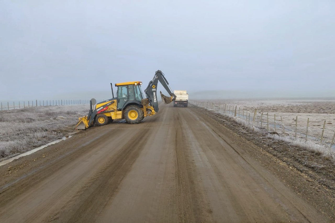 Vialidad Provincial trabaja en la Ruta 7 y solicita cuidado mutuo de los caminos
