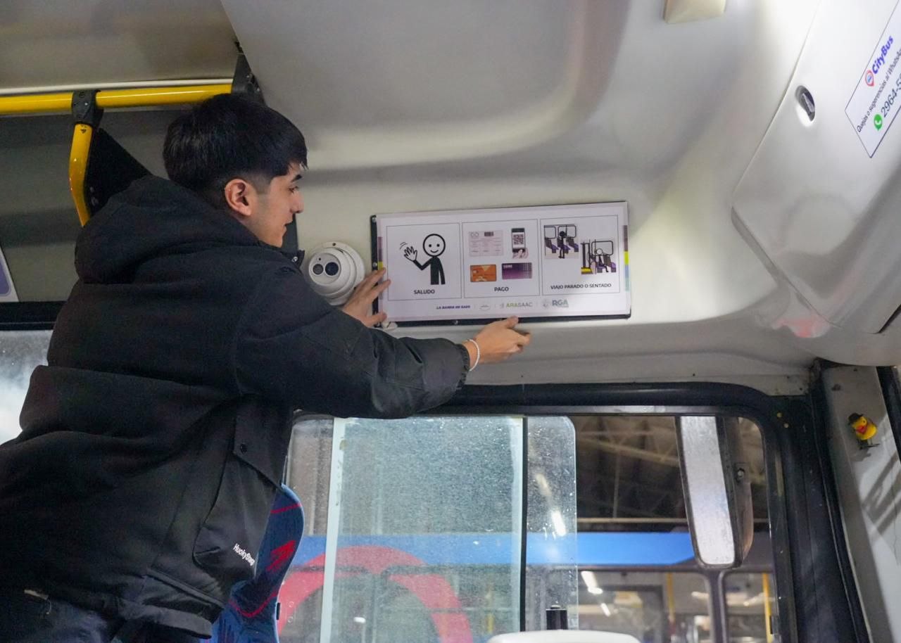 Río Grande avanza en accesibilidad cognitiva con la colocación de pictogramas en el transporte público