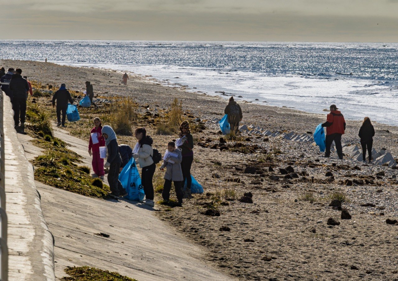 Vecinos realizaron una jornada de plogging en la costa de la ciudad