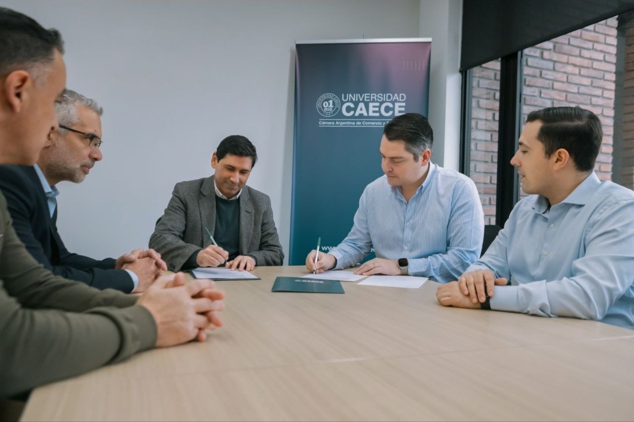 Nuevas carreras para Río Grande: Martín Perez firmó un convenio con la Universidad CAECE