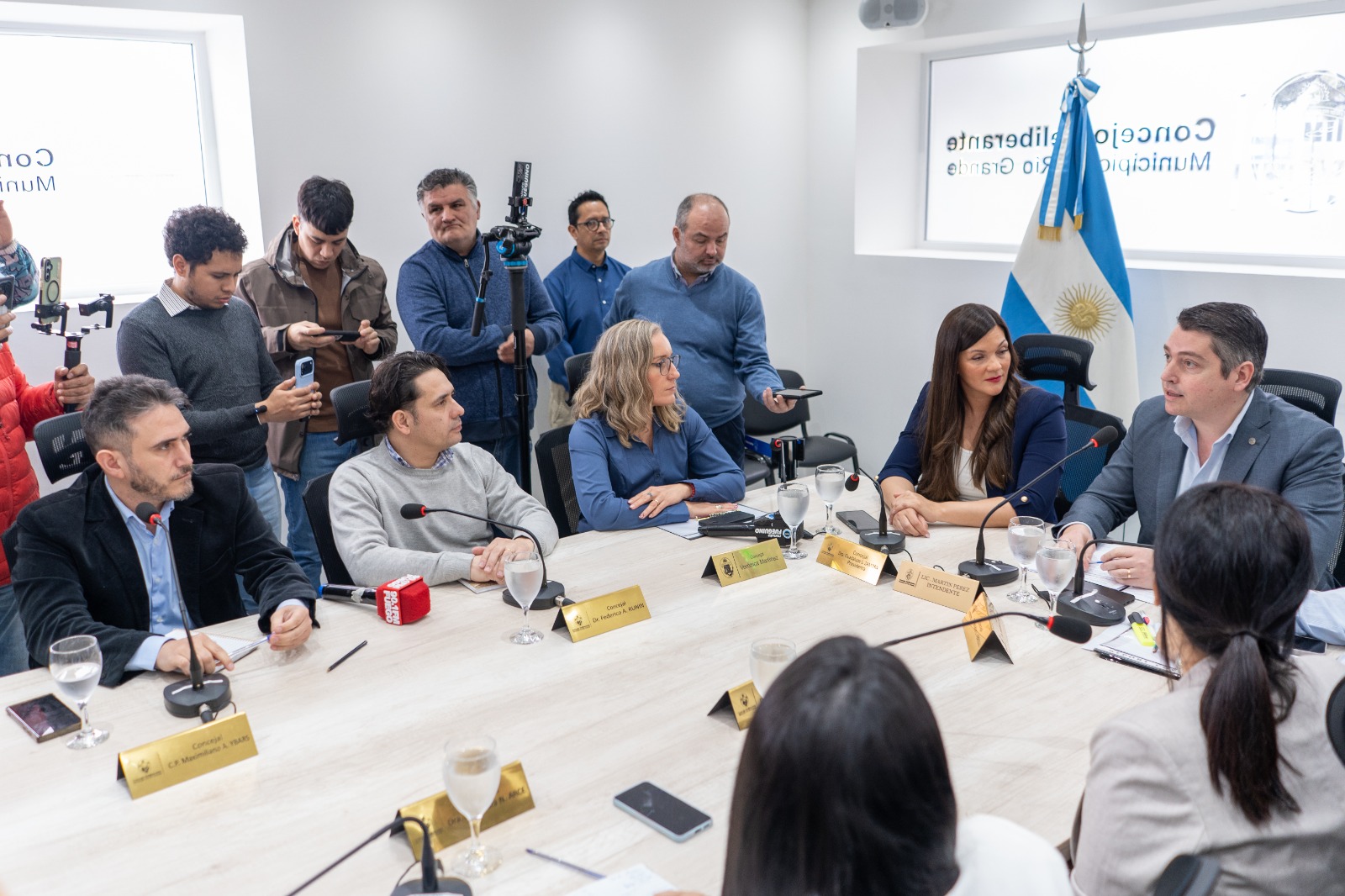 Tras la invitación de Ybars, el intendente Martín Perez presentó personalmente el presupuesto en el Concejo Deliberante